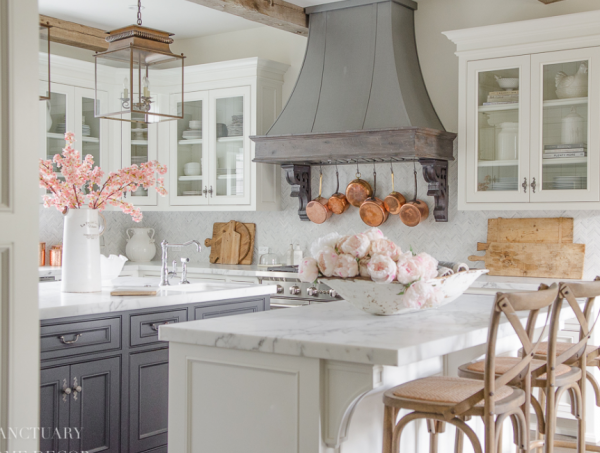 Kabinet dengan pintu kaca untuk tampilan yang teratur